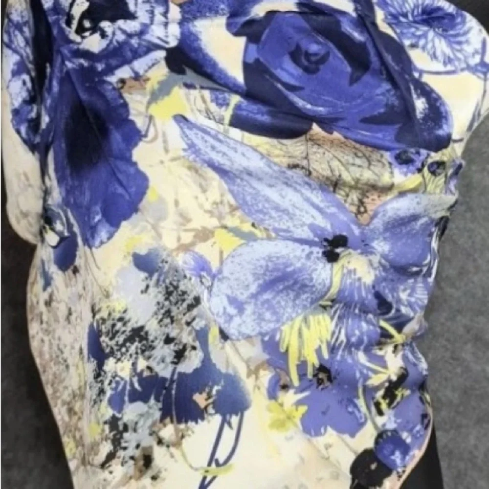 Scarf with Floral Design 100% Silk EUC - Picture 4 of 6